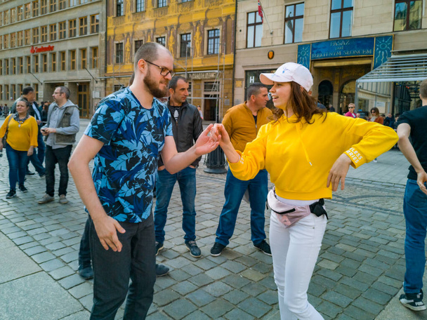 Wroclaw, Poland - March 31 2019  International Flashmob Day of Rueda de Casino and open event at market square - Foto, Imagem