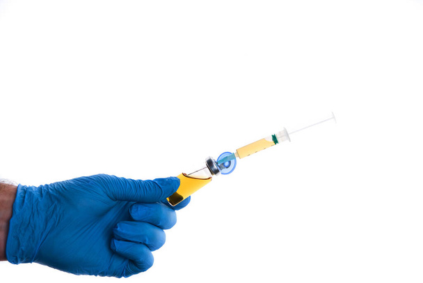 Άντρας γιατρός χέρι σε μπλε γάντι κρατά σύριγγα και φιάλη φιαλιδίου με το εμβόλιο covid 19 πολλαπλές ενέσεις δόση. Coronavirus θεραπεία, γρίπη ιατρική θεραπεία έννοια εμβολιασμού. - Φωτογραφία, εικόνα