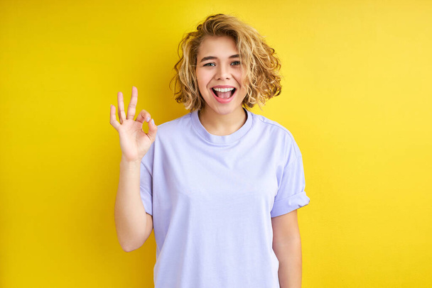 excited blond short-haired woman showing OK gesture - Fotografie, Obrázek