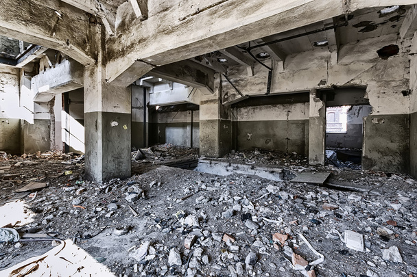 zerstörte Lagerhalle - Foto, Bild