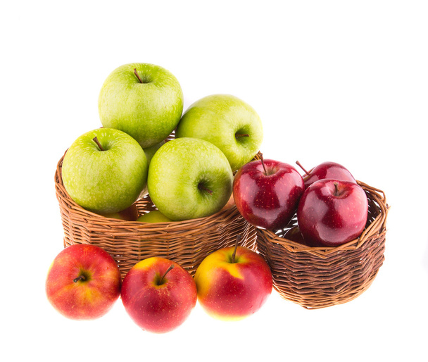 Manzanas verdes y rojas en cestas de mimbre
 - Foto, Imagen