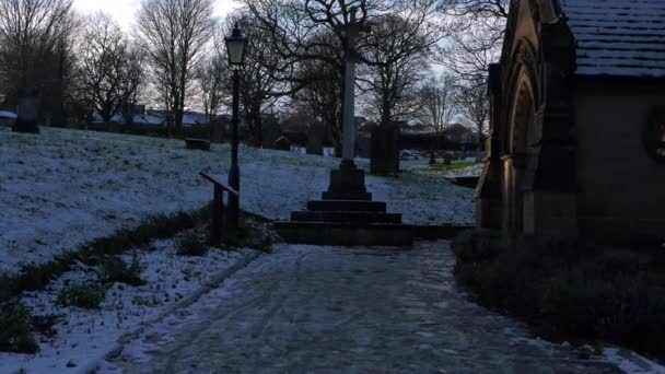 Hagyományos angol templom és temető havas téli napon - Felvétel, videó
