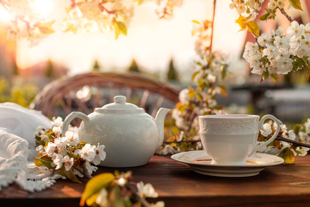 Conjunto de chá, ramos de flor de cereja, mesa de madeira. Café da manhã ao ar livre, piquenique, brunch, clima de primavera. Foco suave - Foto, Imagem