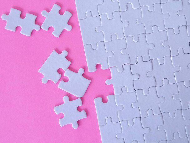 papier puzzle blanc fond rose - Photo, image