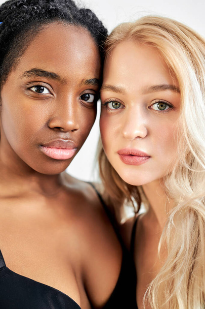 close-up portrait of cute diverse females with natural make-up and fresh skin - Foto, Bild