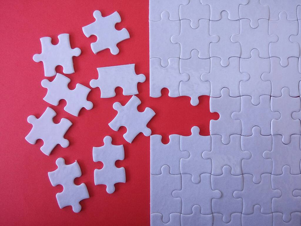 bílá puzzle papír červené pozadí - Fotografie, Obrázek