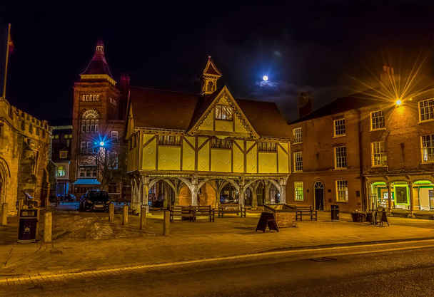 Pohled přes náměstí na trhu v Harborough, Velká Británie v noci s úplňkem v pozadí - Fotografie, Obrázek