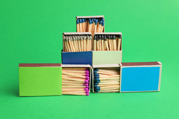 Différentes boîtes avec des allumettes sur fond de couleur - Photo, image