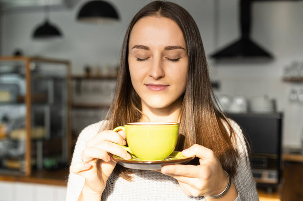 Une jeune femme avec un café - Photo, image