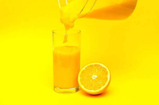 Smoothie laranja no fundo amarelo, batido caseiro, smoothie de vidro - Foto, Imagem