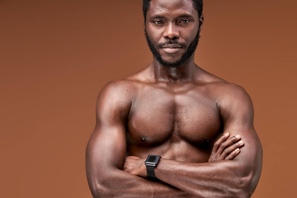 portrait of handsome shirtless african sportsman standing with crossed arms - Valokuva, kuva