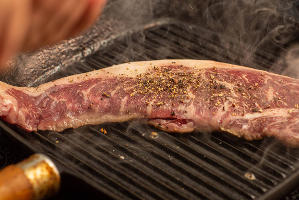 Steak pečený se solí a pepřem v grilované pánvi - Fotografie, Obrázek