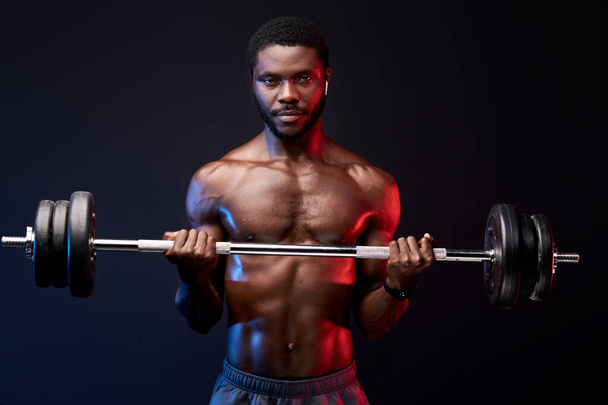 african athletic young man lifting weights - Fotografie, Obrázek