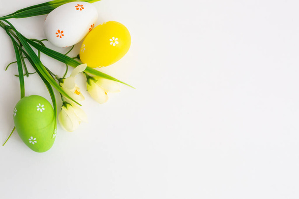 Easter Holidays background. Easter eggs with flowers - Foto, immagini