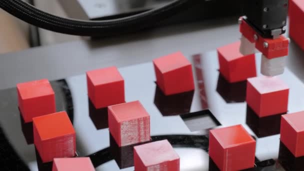 Roboterarm-Manipulator bewegt rote Spielzeugblöcke auf Roboterausstellung - Filmmaterial, Video