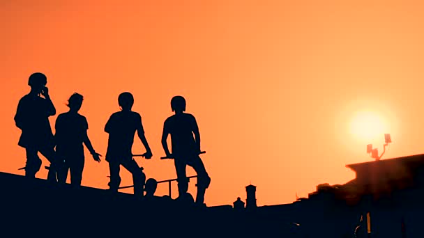 Αργή κίνηση: έφηβος σιλουέτα δείχνει κόλπα άλμα εις ύψος στο σκούτερ στο ηλιοβασίλεμα - Πλάνα, βίντεο