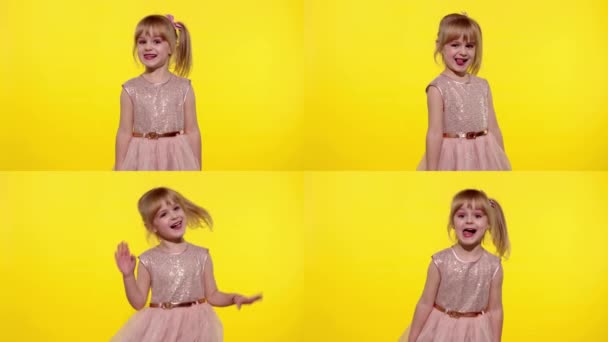 Enfant riant, rigolant, parlant. Petite adolescente blonde fille enfant 5-6 ans posant - Séquence, vidéo