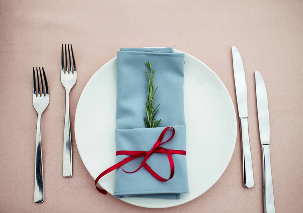 Table settings. Arrangements with fresh green rosemary - Photo, image