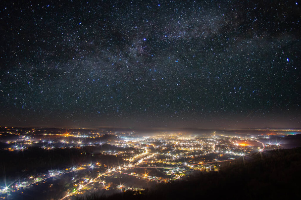 ウクライナの都市の上空の星 - 写真・画像
