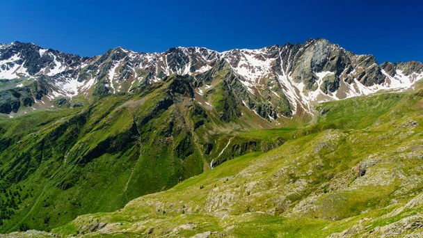 Passo Gavia, provincie Brescia, Lombardie, Itálie: krajina podél horského průsmyku v létě - Fotografie, Obrázek