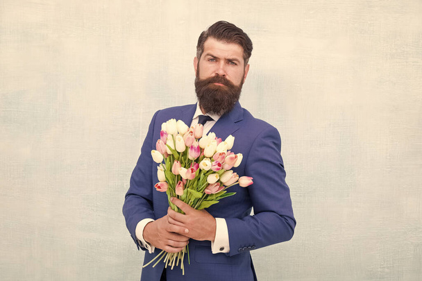 Romantic date. Let me invite you. Bearded man with tulip bouquet. Love date. Womens day. March 8. Spring gift. Bearded man with flowers. Celebrate spring. Gentleman with tulips. Spring is coming - Foto, imagen