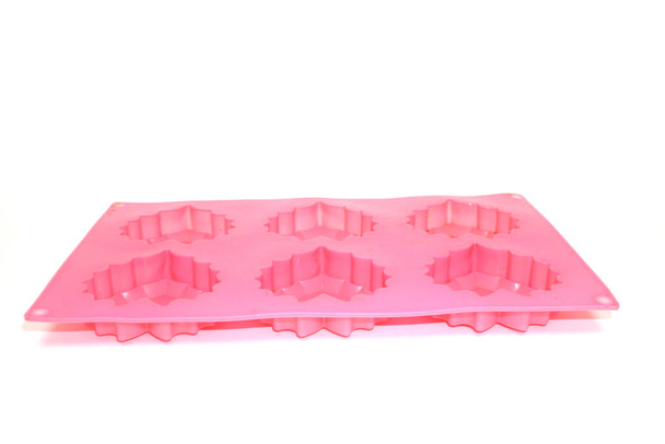 Розовый используется силиконовый кекс плесень изолированы на белом фоне - Фото, изображение