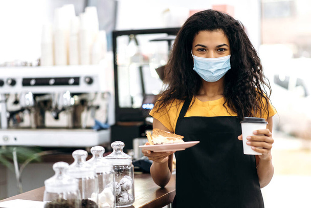 benvenuto donna aperta africano americano cameriera barista proprietario piccola impresa - Foto, immagini