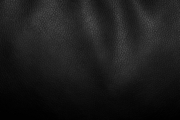 Μαύρο δερμάτινο φόντο με κλίση από το φως στο σκοτάδι - Φωτογραφία, εικόνα
