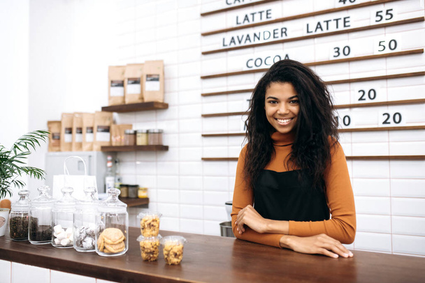 ようこそオープン女性アフリカ系アメリカ人のウェイトレスバリスタオーナー中小企業 - 写真・画像