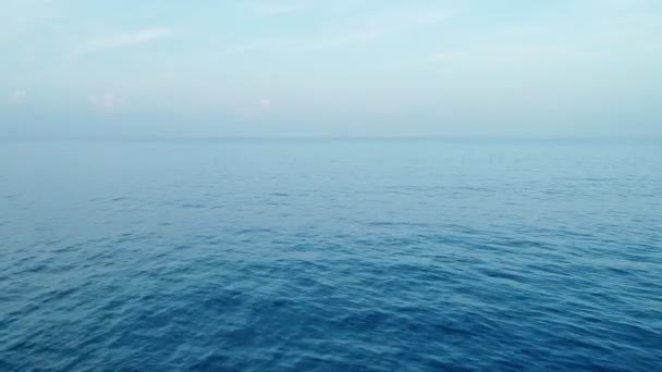 Prachtige open zee natuur blauwe zee oppervlak in de zomer seizoen witte wolken en blauwe hemel beelden van drone luchtzicht.Natuur en reizen achtergrond concept  - Video