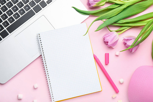 Leeres Notizbuch mit schönen Tulpenblumen mit Laptop auf farbigem Hintergrund - Foto, Bild