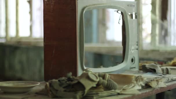 Zone d'exclusion de Tchernobyl, cadre de télévision dans un bâtiment désaffecté après une catastrophe nucléaire - Séquence, vidéo