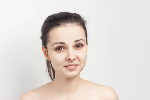 Hübsche Frau mit nackten Schultern trägt kosmetische Hautpflege auf - Foto, Bild