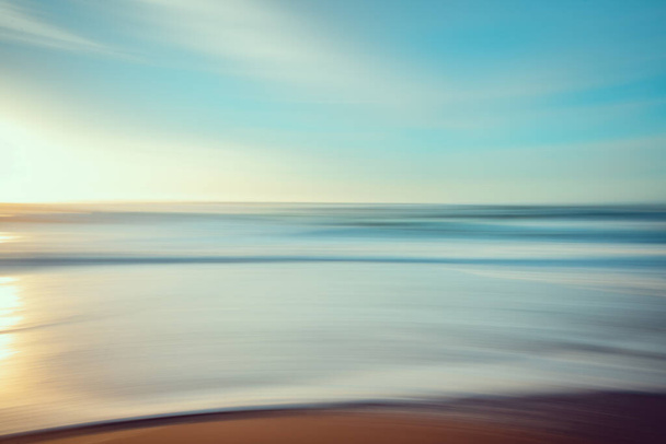Abstrakcyjne tło krajobrazu morskiego, zachód słońca na plaży, rozmycie ruchowe, kolory brigt - Zdjęcie, obraz