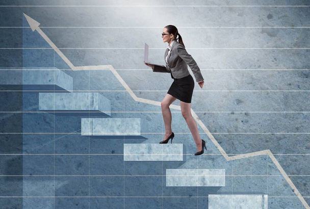 Joven empresaria escalando escalera de carrera - Foto, imagen