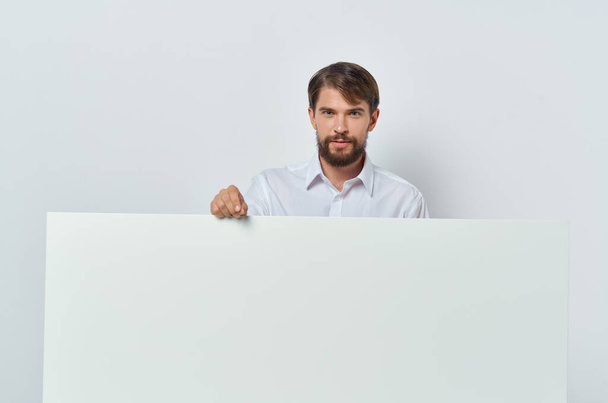 érzelmi férfi ingben gesztikuláló kezével fehér mockup üzleti hirdetés - Fotó, kép