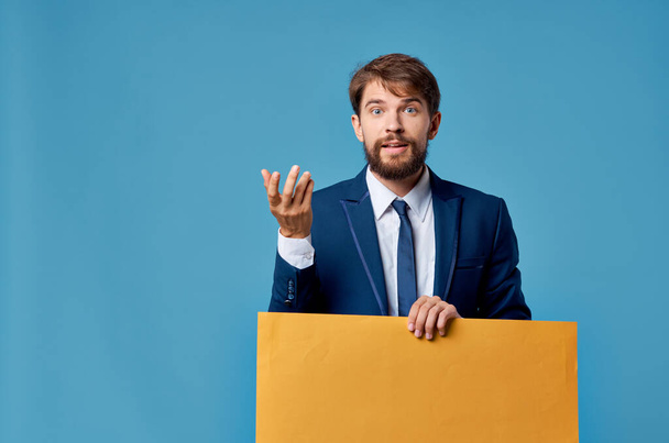 hombre de negocios emocional banner amarillo presentación de publicidad fondo azul ejecutivo - Foto, imagen