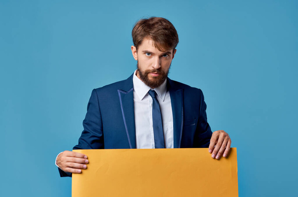 чоловік у костюмі жовтий мокап плакат рекламний чиновник
 - Фото, зображення