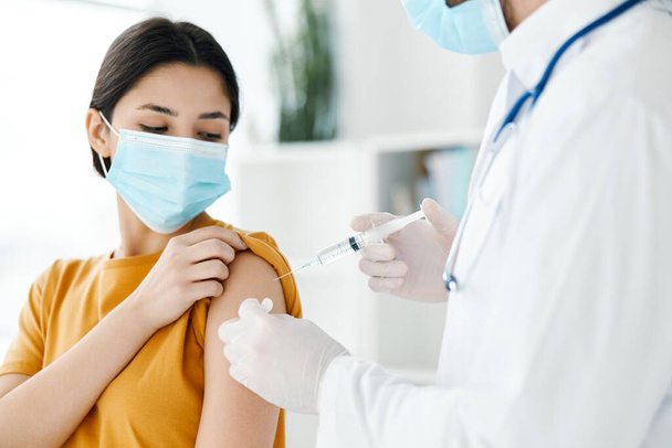 жінка в медичній масці при призначенні лікарів епідемія вакцинації проти ковадла-19
 - Фото, зображення