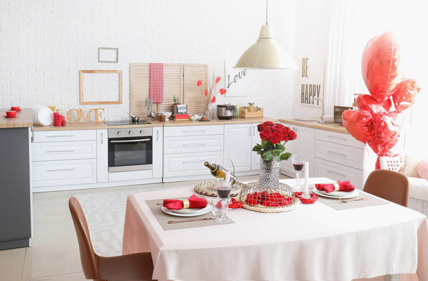 Świąteczne nakrycie stołu na Walentynki w domu - Zdjęcie, obraz