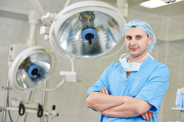Врач-хирург в операционной
 - Фото, изображение