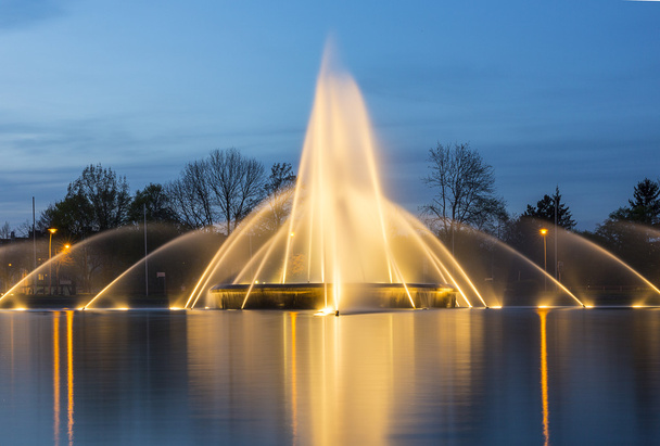 europaplatz aachen brunnen kreisel europa hochhaus fontänen wasser blaue stunde nacht - Foto, Bild