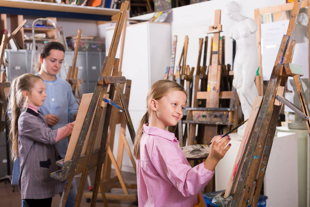 Girl practicing their skills painting at art studio - Zdjęcie, obraz