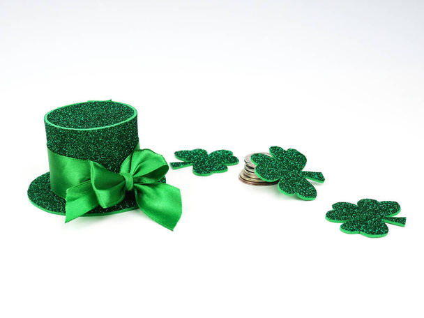 trèfles ou trèfles verts, chapeau vert isolé sur fond blanc. St. Patricks Day Holiday concept. Fonds printanier. - Photo, image
