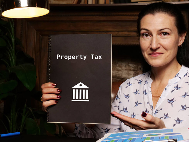 Concepto legal sobre el Impuesto a la Propiedad con signo en el papel - Foto, Imagen