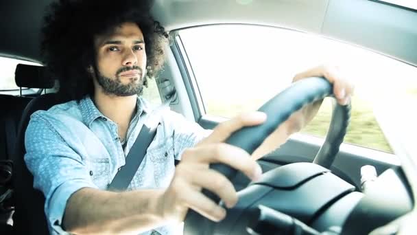 Muž řídí auto - Záběry, video