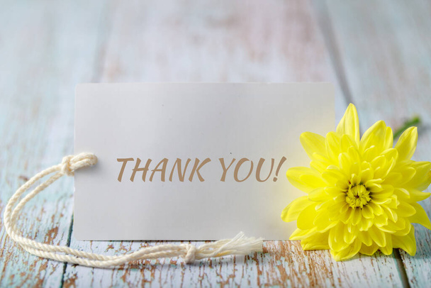 Fleur de chrysanthème avec carte de remerciement sur fond en bois - Photo, image