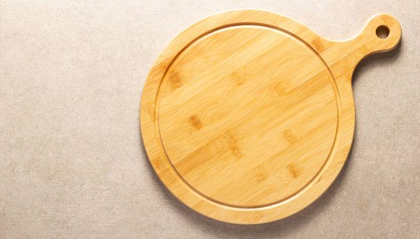テーブルの上で自家製ベーキングのためのピザやパンのまな板。コピースペース付きの石の背景テクスチャでの食品レシピのコンセプト。平面上面図 - 写真・画像