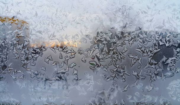 Schöne Eismuster auf dem Winterfenster, natürliche Nahaufnahme Hintergrund oder Textur - Foto, Bild