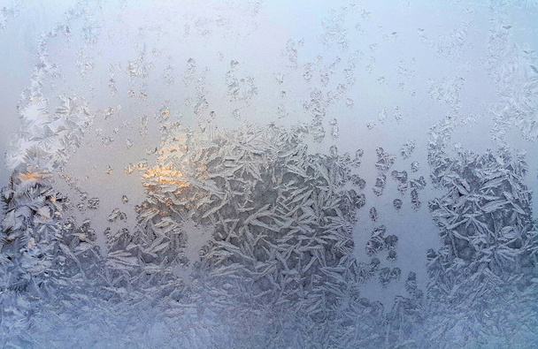 Krásné led vzory na zimním okně, přírodní close-up pozadí nebo textury - Fotografie, Obrázek